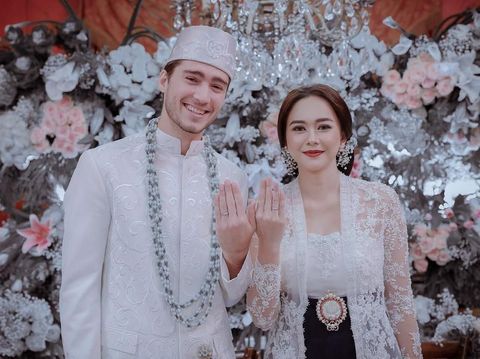 Tantangan Mendidik Anak dari Pernikahan Beda Negara Seperti Aura Kasih