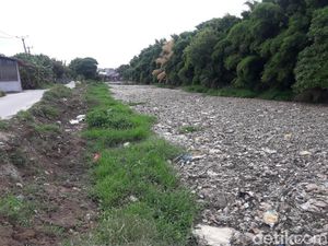 Sampah di Kali Pisang Batu Bekasi, Sekdes: Tunggu Dibawa Pergi Hujan Sampah di Kali Pisang Batu Bekasi, Sekdes: Tunggu Dibawa Pergi Hujan