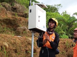 Alat Sistem Peringatan Dini Dipasang di Puncak Tebing Kampung Adat Sukabumi
