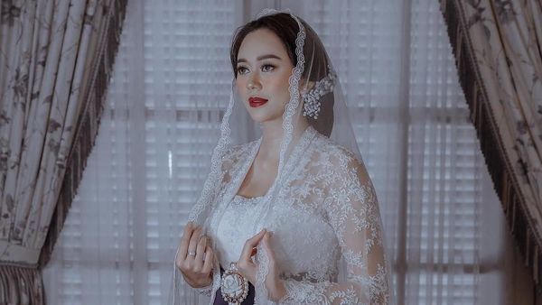 Cantiknya Aura Kasih Berkebaya Kutu Baru Saat Dinikahi Pria Bule