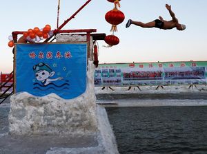 Lomba Ekstrim Berenang di Sungai Es, Berani Coba?