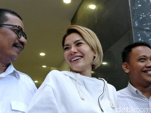 Nikita Mirzani Ngaku Tak Percaya Diri Usai Lepas Hijab
