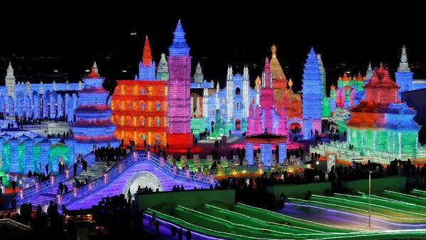 Indahnya Istana Es Warna-warni di China