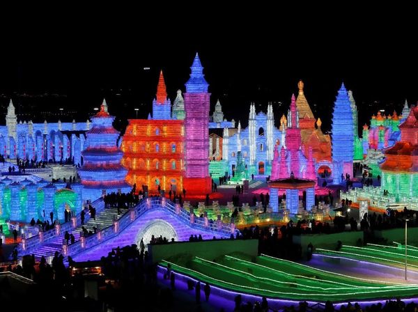 Indahnya Istana Es Warna-warni di China