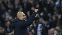 Pep Guardiola, mantan pemain dan pelatih sukses Barcelona, juga merasakan menjadi anak gawang. Dalam sebuah foto, terlihat Guardiola sedang merengek di samping mantan pemain Blaugrana, Victor Munoz, seperti meminta jersey. (Foto: Phil Noble/Reuters)