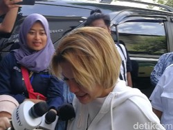Nikita Mirzani Tampil Tanpa Hijab saat Sambangi Polda