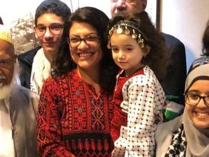 Dilantik, Muslimah Anggota DPR AS Kenakan Baju Adat Palestina