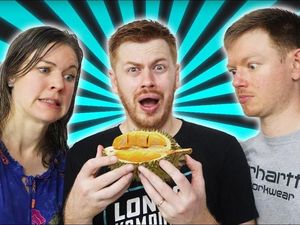 Jijik Tapi Doyan, Begini Ekspresi Bule Australia Saat Cicip Durian