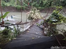 Warga di Sulbar Bertaruh Nyawa Merayap di Sisa Jembatan Ambruk
