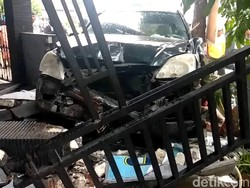 Mobil Tabrak Biker, Pohon dan Rumah Warga di Lamongan, 1 Orang Tewas