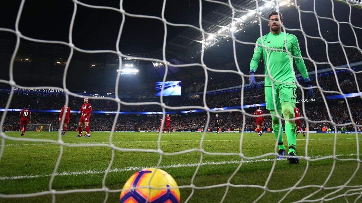 Alisson Becker kesulitan memahmi bahasa Inggris yang diucapkan orang Inggris (Clive Brunskill/Getty Images)