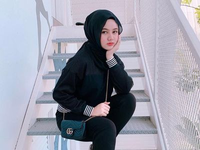 Potret Hijabers yang Dapat Kado Mobil Miliaran Rupiah di Ultah Ke-17