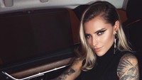 Di banyak bagian tubuh Sophia Thomalla terlihat lukisan tato. ( Instagram @sophiathomalla)