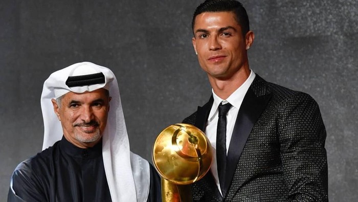 Cristiano Ronaldo menerima penghargaan Pemain Terbaik di Globe Soccer Awards