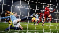Penyelamatan John Stones pada menit ke-21 menjadi salah satu momen emas di babak pertama. Liverpool batal unggul. (Foto: Phil Noble/Reuters)