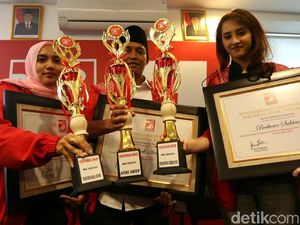 PSI Sindir Balik PD yang Buang Piagam Kebohongan Award ke Tong Sampah PSI Sindir Balik PD yang Buang Piagam Kebohongan Award ke Tong Sampah