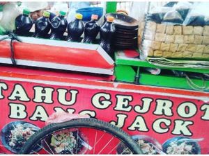 Siang-siang di Jakarta, Enaknya Wisata Kuliner Tahu Gejrot Kebayoran Lama