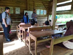 Bawa Bantuan Alat Tulis, Polisi Maros Datangi Sekolah Laskar Pelangi