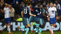 Gol Serge Aurier di menit ke-40 membuka jalan Tottenham. Gol ini jadi pembeda kedua tim di babak pertama. (Foto: Clive Brunskill/Getty Images)