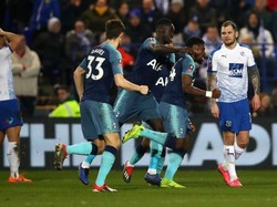 Gol Serge Aurier di menit ke-40 membuka jalan Tottenham. Gol ini jadi pembeda kedua tim di babak pertama. (Foto: Clive Brunskill/Getty Images)