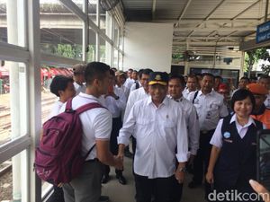 Menhub Jajal Naik KRL ke Depok hingga Cek Toilet Stasiun