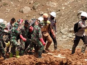 Jasad Perempuan Korban Longsor Sukabumi Ditemukan di Sektor 3 Jasad Perempuan Korban Longsor Sukabumi Ditemukan di Sektor 3
