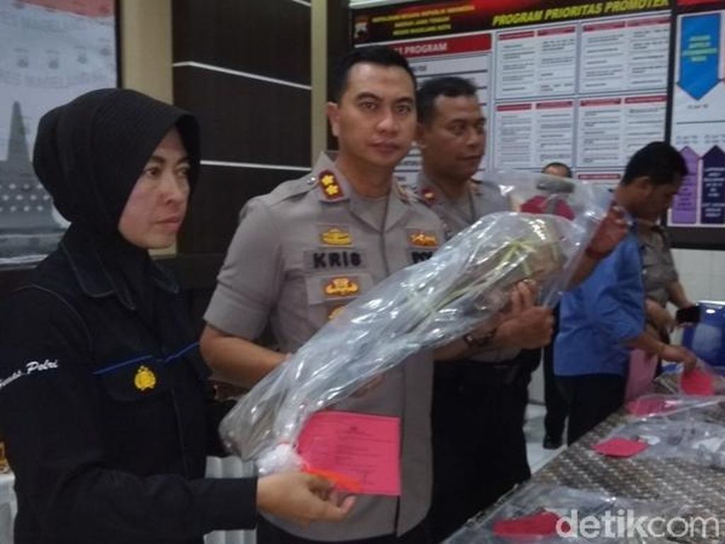 Video: Polisi Tangkap Pelaku Perusakan Nisan Makam di Magelang Video: Polisi Tangkap Pelaku Perusakan Nisan Makam di Magelang