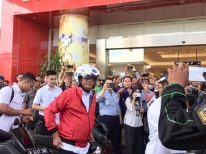 Naik Motor, Menhub Budi Karya Sambangi Transmart Depok Naik Motor, Menhub Budi Karya Sambangi Transmart Depok