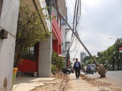 Tiang Listrik Berantakan di Hayam Wuruk Sudah Direlokasi PLN