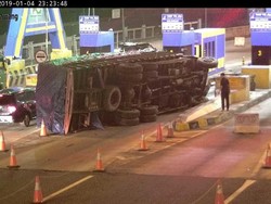 Truk Bermuatan Wafer Terguling di Gerbang Tol Kebon Bawang Jakut