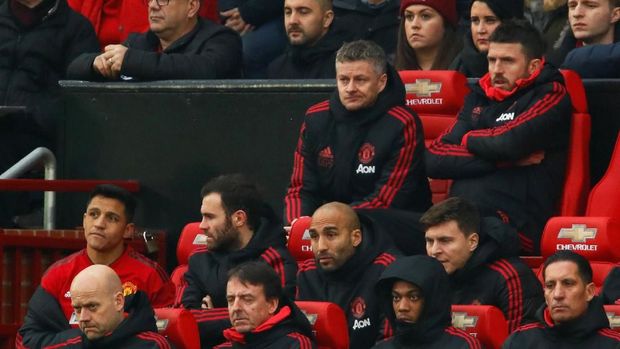 Ole Gunnar Solskjaer duduk di bab belakang bench atau paling atas.