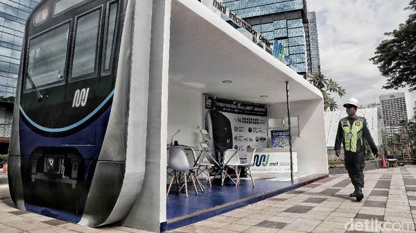 Eh, Ada Kereta MRT Jakarta Parkir di Trotoar Sudirman