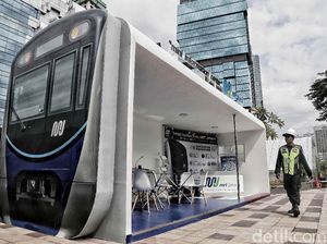Eh, Ada Kereta MRT Jakarta Parkir di Trotoar Sudirman