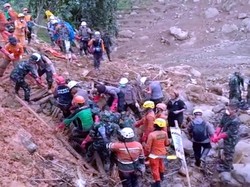 Tersisa 2 Orang Belum Ditemukan di Lokasi Longsor Kampung Adat