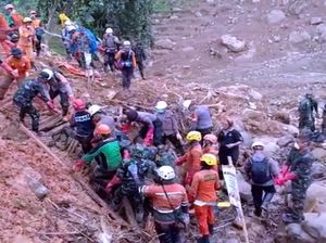 Tersisa 2 Orang Belum Ditemukan di Lokasi Longsor Kampung Adat Tersisa 2 Orang Belum Ditemukan di Lokasi Longsor Kampung Adat