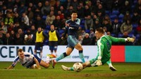 Son Heung-min tak mau ketinggalan dalam pesta timnya. Hanya berjarak dua menit dari gol Aurier, bintang Korea Selatan ini bikin gol keempat Tottenham, (Foto: Clive Brunskill/Getty Images)
