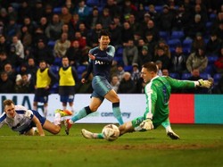 Son Heung-min tak mau ketinggalan dalam pesta timnya. Hanya berjarak dua menit dari gol Aurier, bintang Korea Selatan ini bikin gol keempat Tottenham, (Foto: Clive Brunskill/Getty Images)