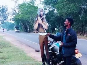 Berlagak Menyogok Patung Kardus Polisi, 2 Orang Ditangkap