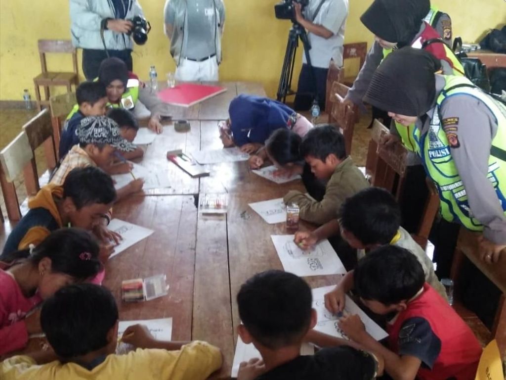 Polisi Konselor Pulihkan Trauma Anak Korban Longsor Sukabumi Polisi Konselor Pulihkan Trauma Anak Korban Longsor Sukabumi