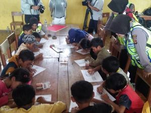 Polisi Konselor Pulihkan Trauma Anak Korban Longsor Sukabumi Polisi Konselor Pulihkan Trauma Anak Korban Longsor Sukabumi