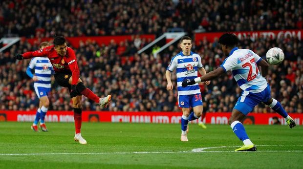 Tembakan Alexis Sanchez melayang tipis di atas mistar Reading.