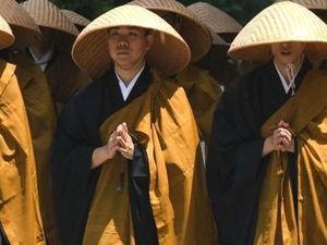 Biksu Jepang Berakrobat: Saya Melakukan Apapun dengan Jubah Biksu