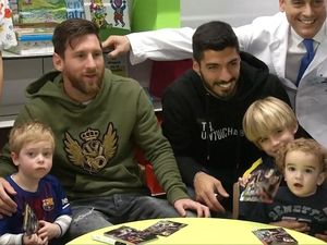 Wajah-wajah Menggemaskan Saat Messi Kunjungi RS Barcelona