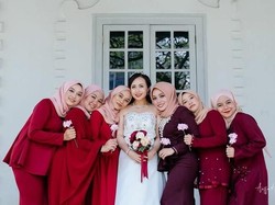 Foto Viral Pernikahan Pasangan di Gereja, Bridesmaids-nya Berhijab Semua