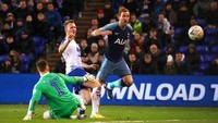 Di sisa waktu, Harry Kane menambah koleksi gol Tottenham ke gawang tuan rumah. Penyerang internasional Inggris ini menjebol gawang Tranmere di menit ke-82. Tottenham pun melangkah ke babak keempat dengan mulus. (Foto: Clive Brunskill/Getty Images)