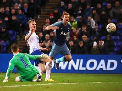 Di sisa waktu, Harry Kane menambah koleksi gol Tottenham ke gawang tuan rumah. Penyerang internasional Inggris ini menjebol gawang Tranmere di menit ke-82. Tottenham pun melangkah ke babak keempat dengan mulus. (Foto: Clive Brunskill/Getty Images)