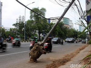 Duh! Ada Tiang di Pinggir Jalan Hayam Wuruk Nyender Nih