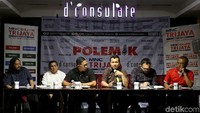 Kabag Penum Divisi Humas Polri, Kombes Syahar Diantono, Sekertaris Menteri Pemuda dan Olahraga Gatot S Dewa Broto, Executive Committee PSSI Gusti Randa, Sekjen Asosiasi Pemain Profesional Indonesia Muhammad Hardika Aji dan Ignatius Indro Wasekjen Sepakbola Indonesia menjadi pembicara dalam diskusi bertajuk Sepak Mafia Bola di Jakarta, Sabtu (5/1/2019). 