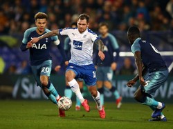 Langsung berupaya menekan, Tottenham sempat cukup direpotkan respons Tranmere. Tuan rumah tampil agresif. (Foto: Clive Brunskill/Getty Images)