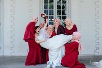 Foto Viral Pernikahan Pasangan di Gereja, Bridesmaids-nya Berhijab Semua